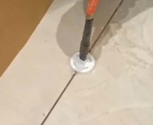 嘉荫瓷砖空鼓维修公司专业解答瓷砖在铺贴过程中，如果没有涂抹均匀到位的粘结材料（如水泥砂浆或瓷砖胶），可能会导致以下问题