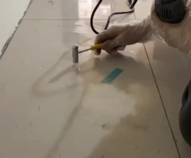 嘉荫瓷砖开裂维修公司专业分享瓷砖在铺贴前如果没有沥干水分，将会导致以下问题